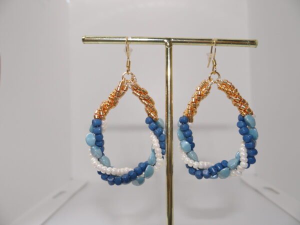 Boucles d'oreilles pendantes bleu clair et blanche