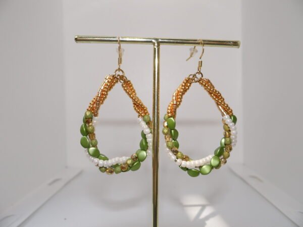 Boucles d'oreilles pendantes verte et blanche