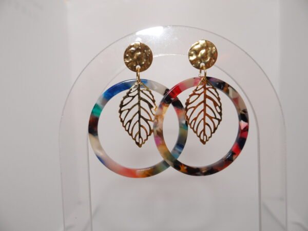 Boucles d'oreilles créoles multicouleur avec plumes