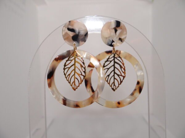 Boucles d'oreilles créoles ton beige avec plumes