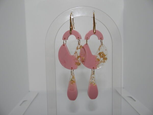 Boucles d'oreilles pendantes rose clair et dorée