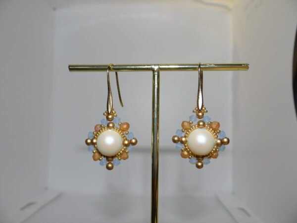 Boucles d'oreilles style bohème dorée, blanc et bleu
