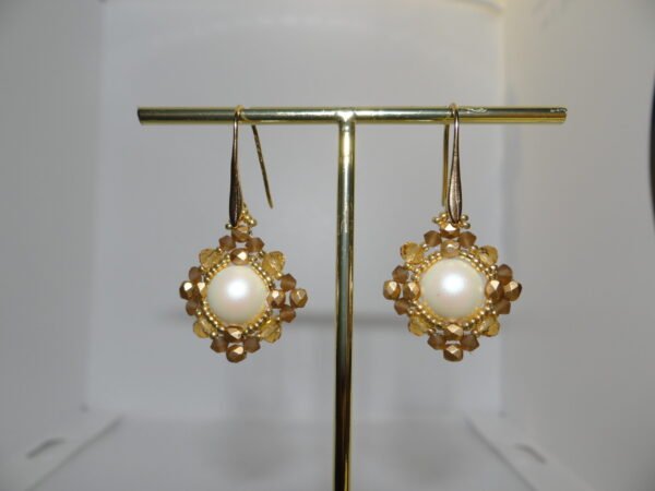 Boucles d'oreilles style bohème dorée et blanche