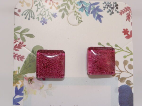 Clou d'oreilles en carré rose foncé