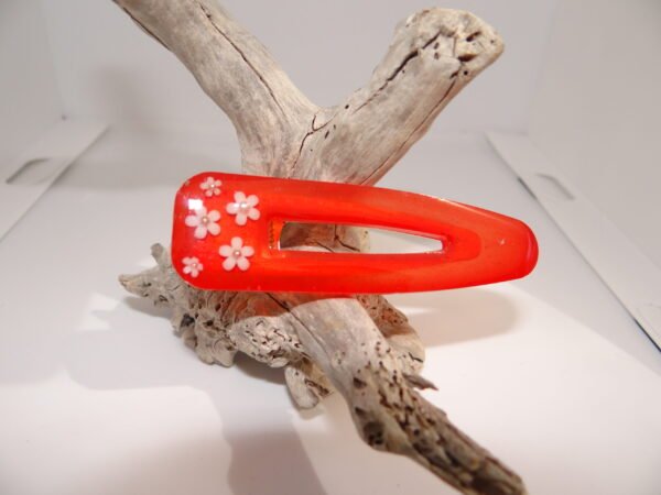 Barrette rouge avec fleurs