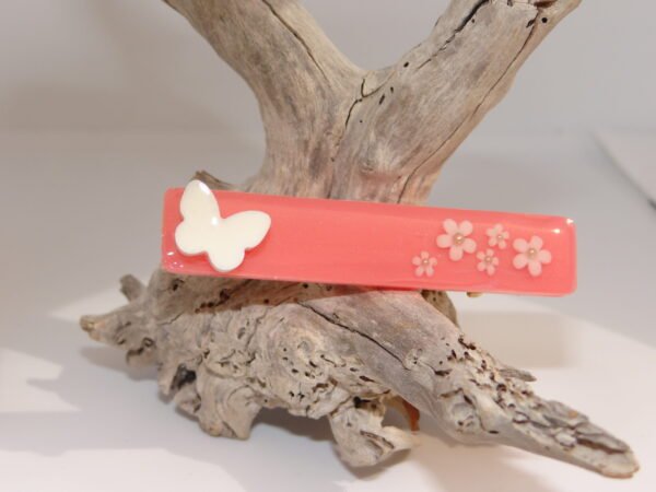 Barrette rose clair avec papillon blanc et fleurs