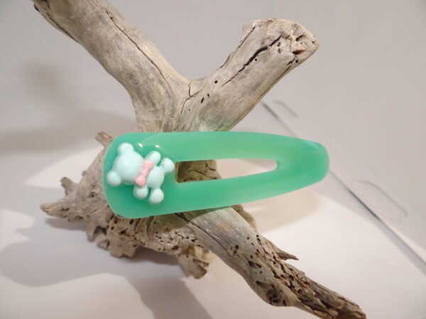 Barrette verte avec ourson bleu et rose