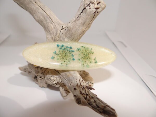 Barrette ovale beige et fleurs bleu