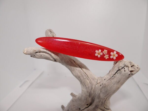 Barrette ovale rouge avec fleurs blanche