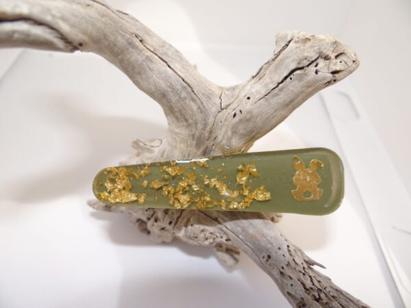 Barrette verte foncée avec détails dorée