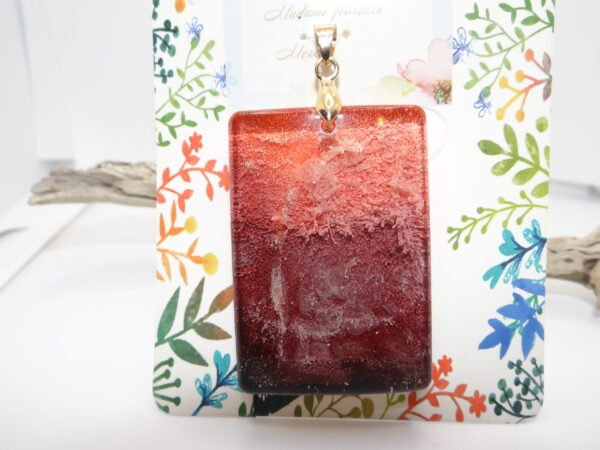 Pendentif rouge et doré avec détail