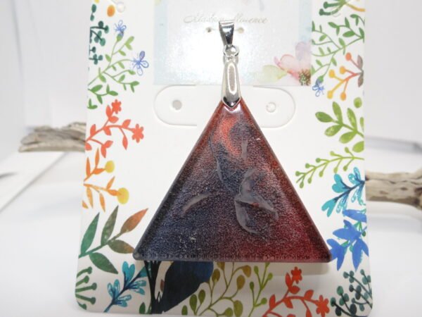 Pendentif triangulaire rouge et noir