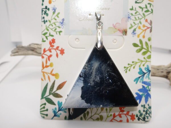 Pendentif triangulaire bleu et blanc