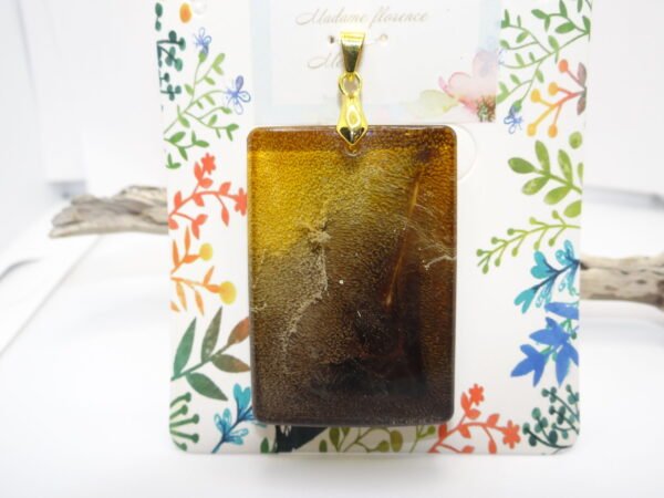 Pendentif rectangulaire avec des touches jaune