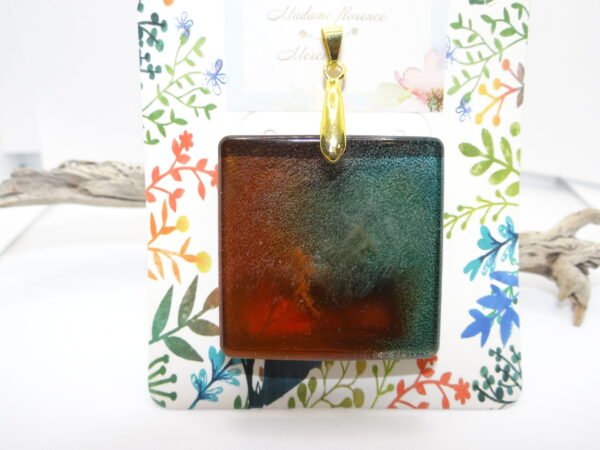 Pendentif carré vert et rouge