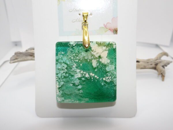 Pendentif carré vert et doré