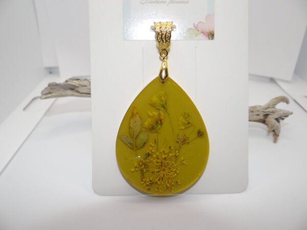 Pendentif ovale jaune avec fleurs