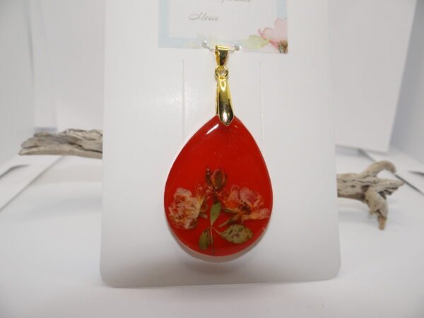 Pendentif ovale rouge avec fleurs