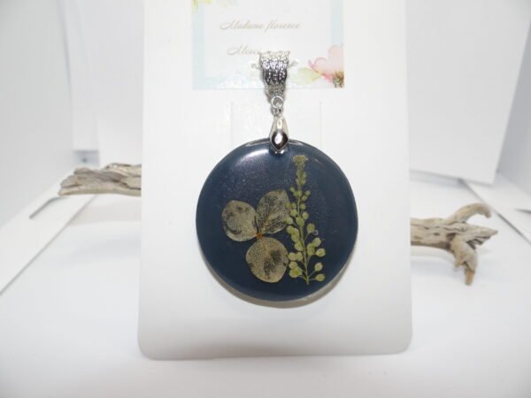Pendentif rond bleu avec fleurs