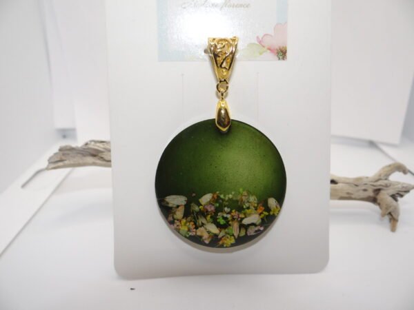 Pendentif rond vert avec fleurs