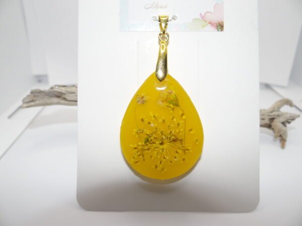 Pendentif ovale jaune avec fleurs