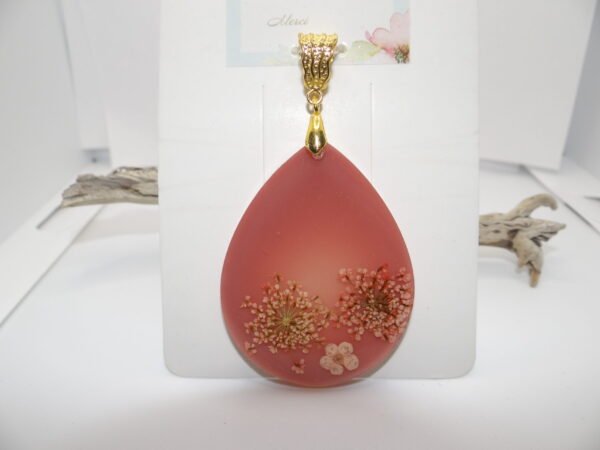 Pendentif ovale rose avec fleurs