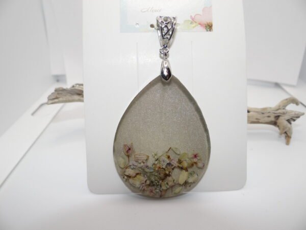 Pendentif ovale transparent avec fleurs