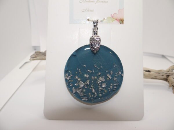 Pendentif rond bleu nuit avec fleurs