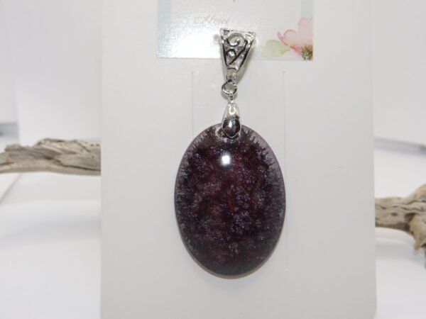 Pendentif ovale avec des touches de violet