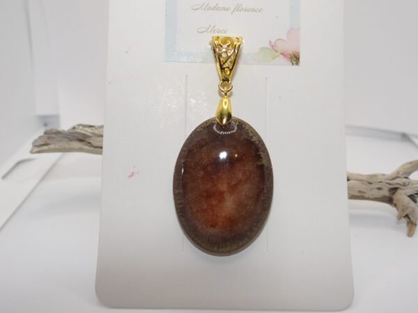 Pendentif ovale avec des touches de marron