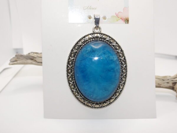 Pendentif argenté et bleu