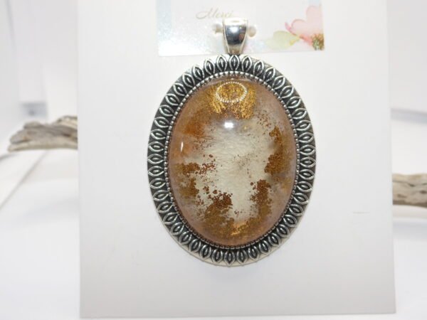 Pendentif argenté avec des touches marron/jaune