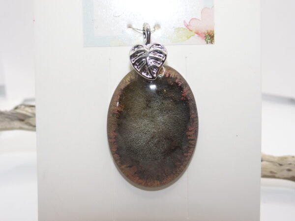 Pendentif ovale marron avec feuille