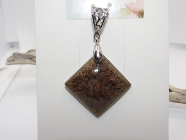Pendentif losange marron