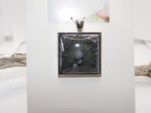 Pendentif carré noir et pailleté