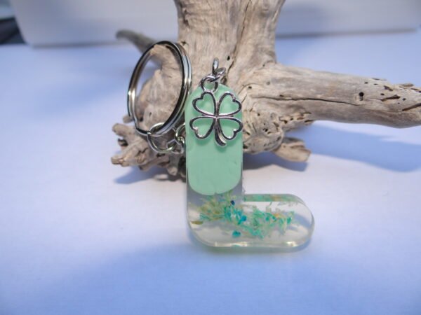 Porte clés lettre "L" bleu turquoise avec trèfle