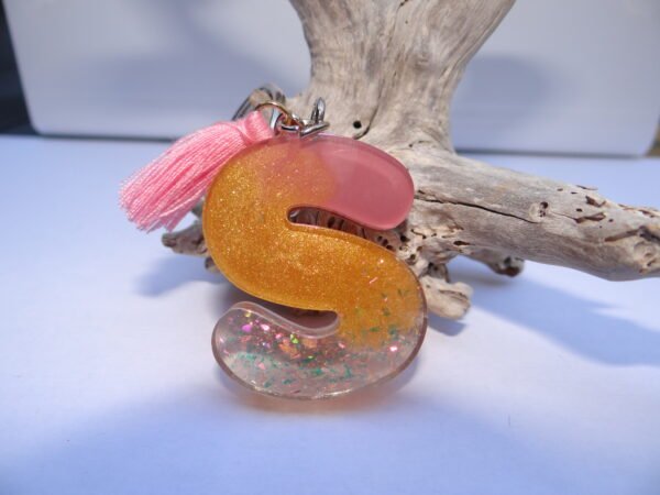Porte clés lettre "S" rose, orange pailleté avec pompon rose
