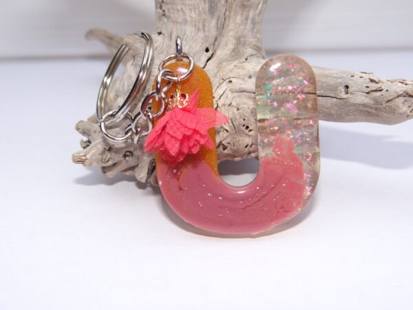 Porte clés lettre "U" rose, orange et transparent avec rose